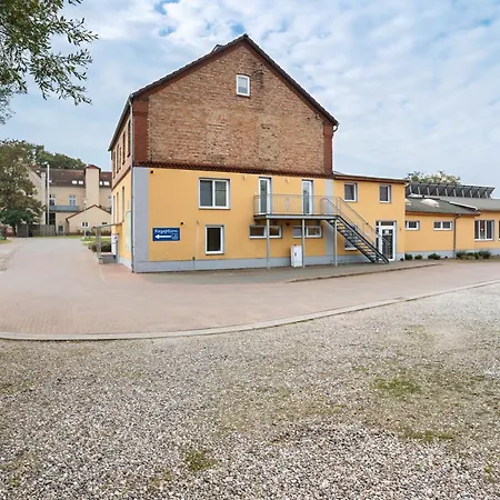 Peenecamp Neukalen, *